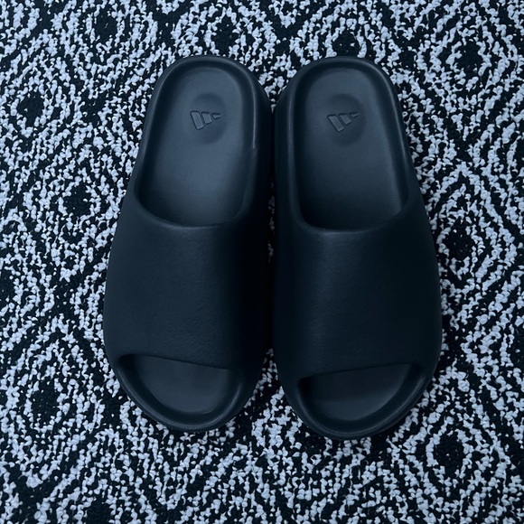 yeezy slides onyx brand new main image 1